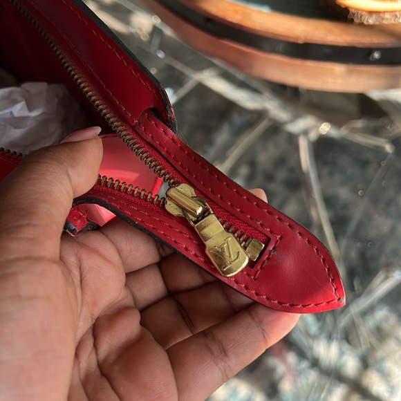 Authentic LV hand bag. - Picture 4 of 8